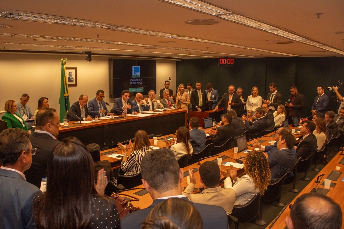 Bancada do Piauí reúne mais de 100 prefeitos em Brasília
