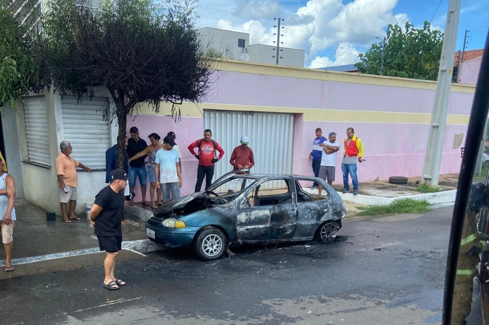 Carro fica destruído após incêndio na Avenida Santos Dumont, em Oeiras