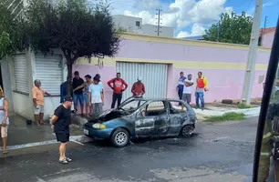Carro fica destruído após incêndio na Avenida Santos Dumont, em Oeiras (Foto: Reprodução)