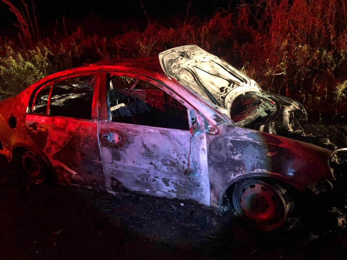 Carro pega fogo após colisão entre dois veículos na zona sul de Teresina