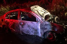 Carro pega fogo após colisão entre dois veículos na zona Sul de Teresina