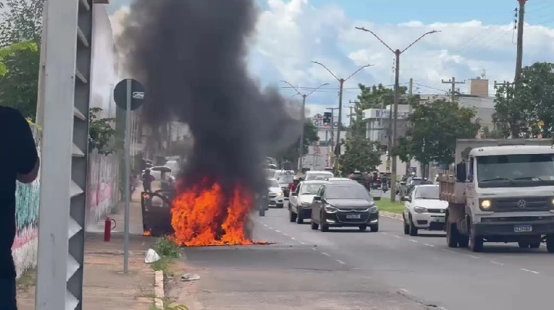 Carro pega fogo e fica destruído na avenida Zequinha Freire, em Teresina