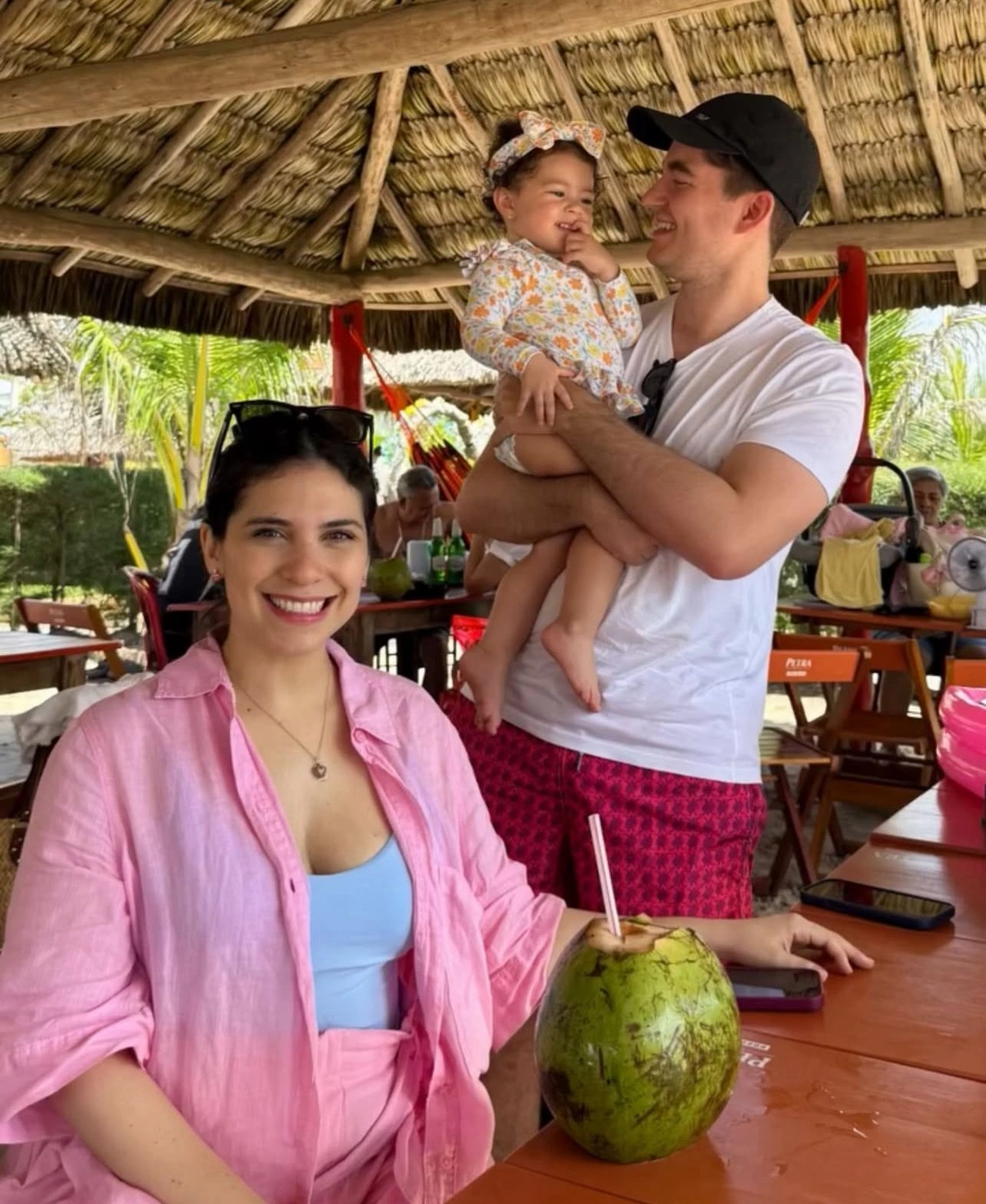 Casal Cecy Brandão e Guilherme Mello em clique especial com a filha Maria Augusta