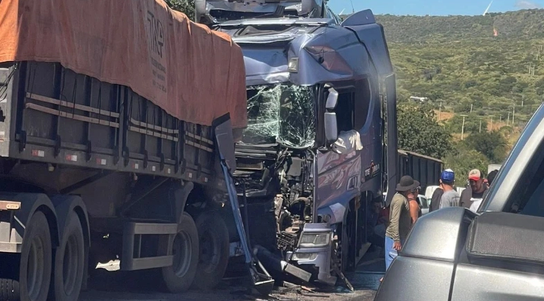 Colisão entre caminhões deixa trecho da BR-316 interditado no Sul do Piauí