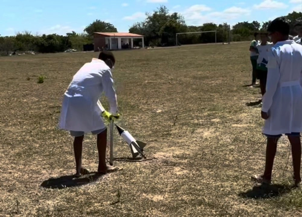 Com criatividade, alunos de Massapê se detacam em lançamento de foguetes; veja
