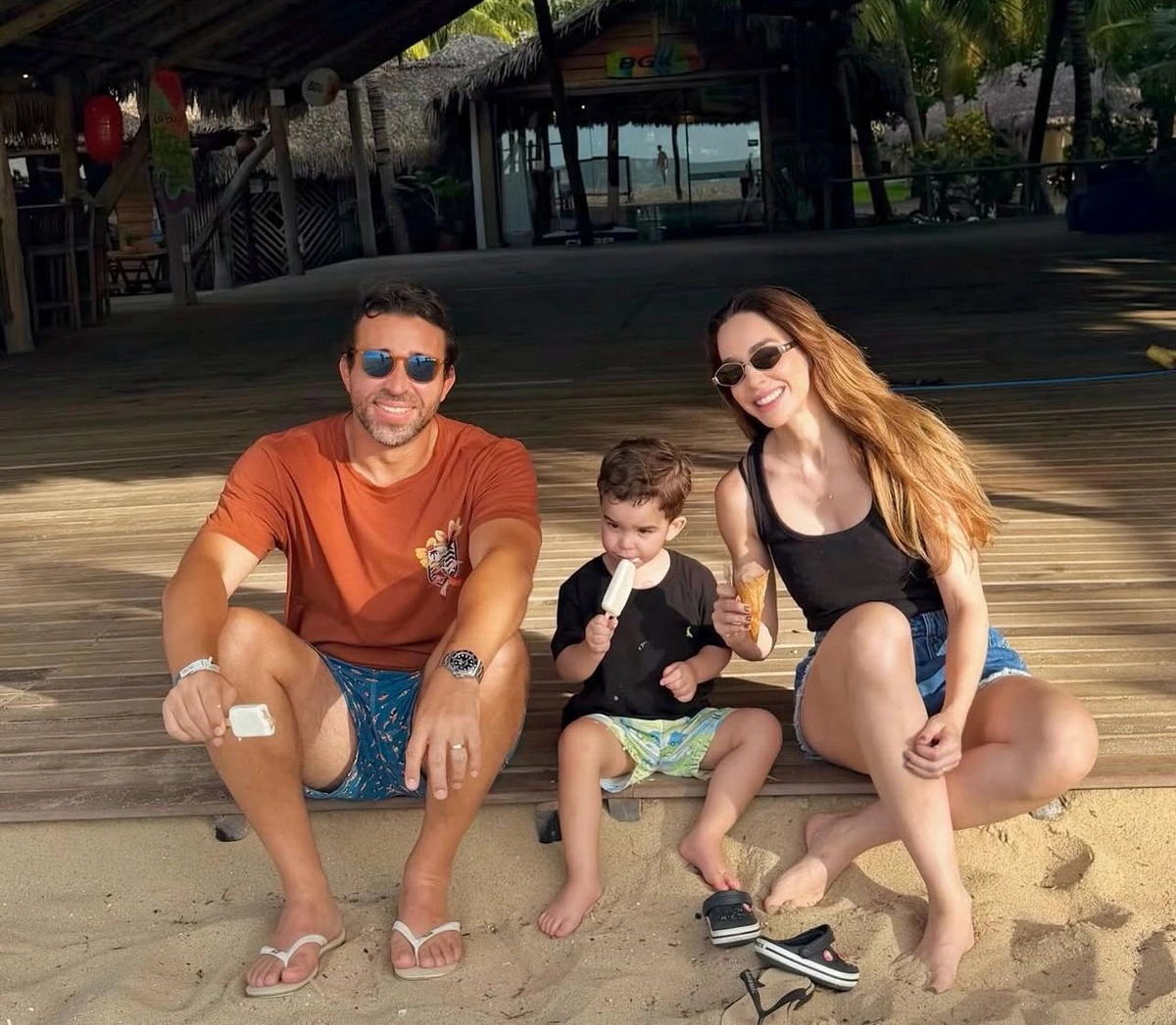 Deputado Estadual Marden Menezes e a esposa Mariel Oliveira, com o filho Tomaz