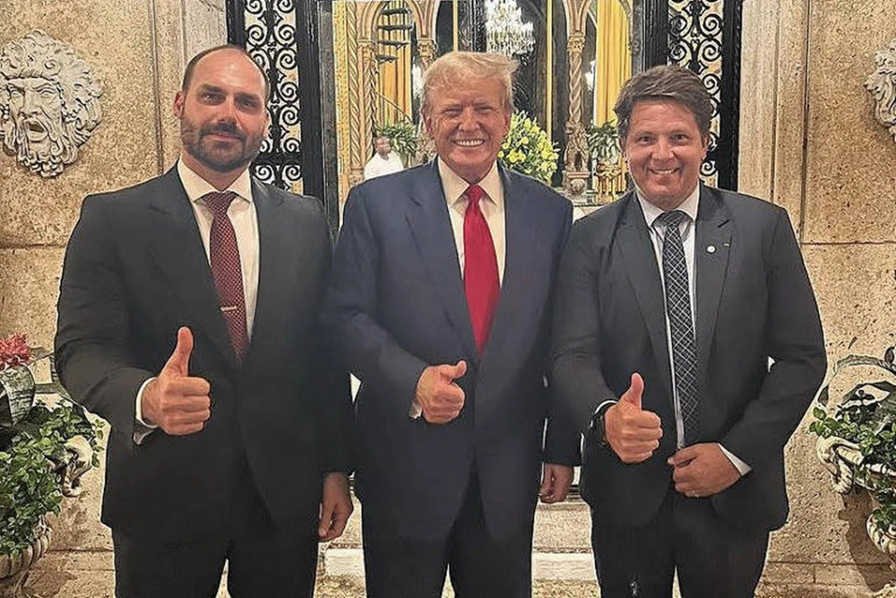 Eduardo Bolsonaro, Trump e Mário Frias