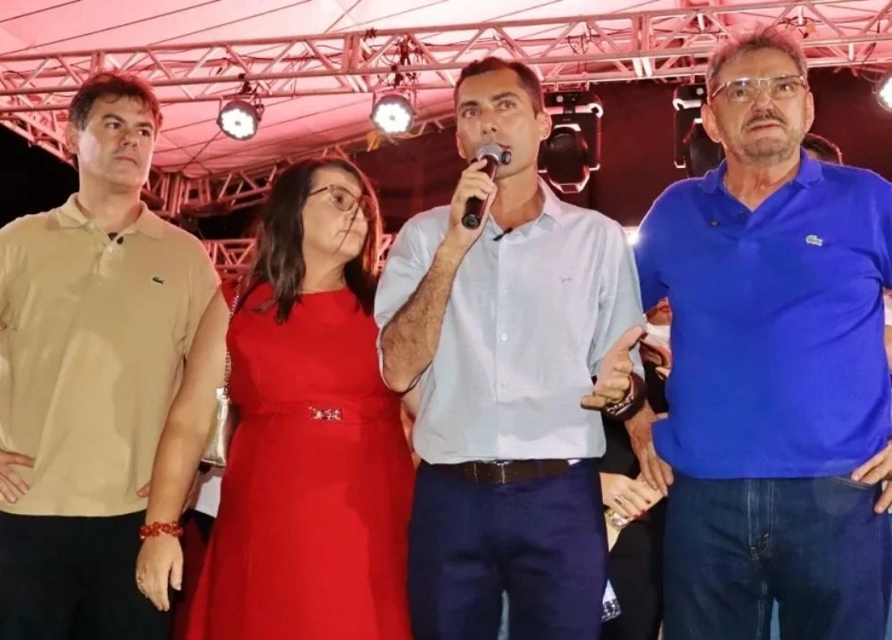 Evento reuniu lazer, atendimentos e show musical em noite especial na praça