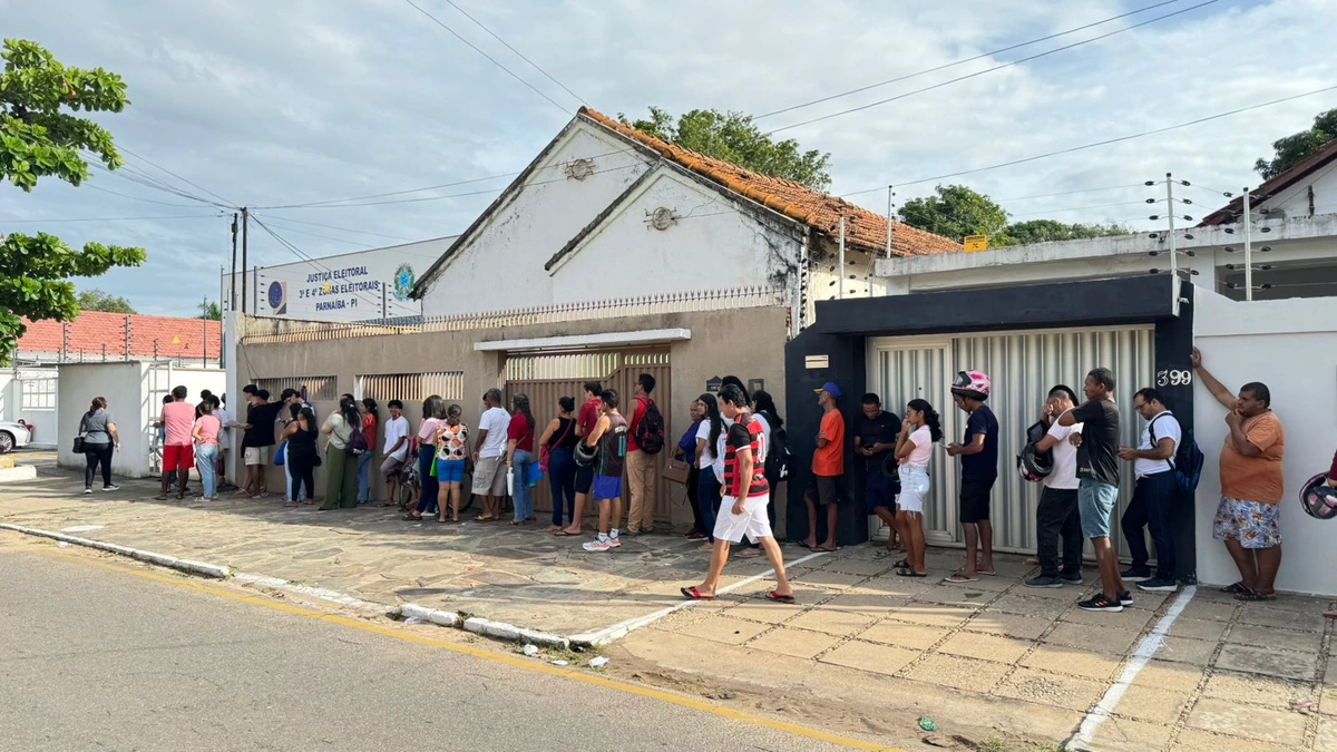 Filas gigantes marcam último dia para regularizar título em cartório de Parnaíba