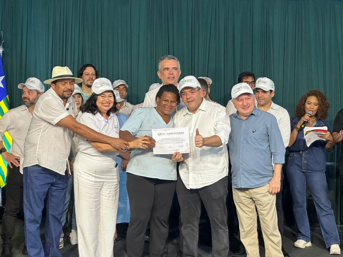 Governo do Piauí entrega títulos do Casa Legal e certificados do OPA em Teresina