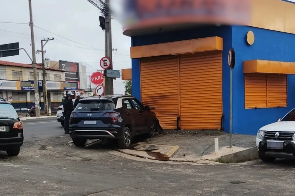 Idosa perde controle e carro bate contra loja na avenida Miguel Rosa, em Teresina