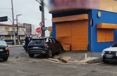 Idosa perde controle e carro bate contra loja na avenida Miguel Rosa, em Teresina