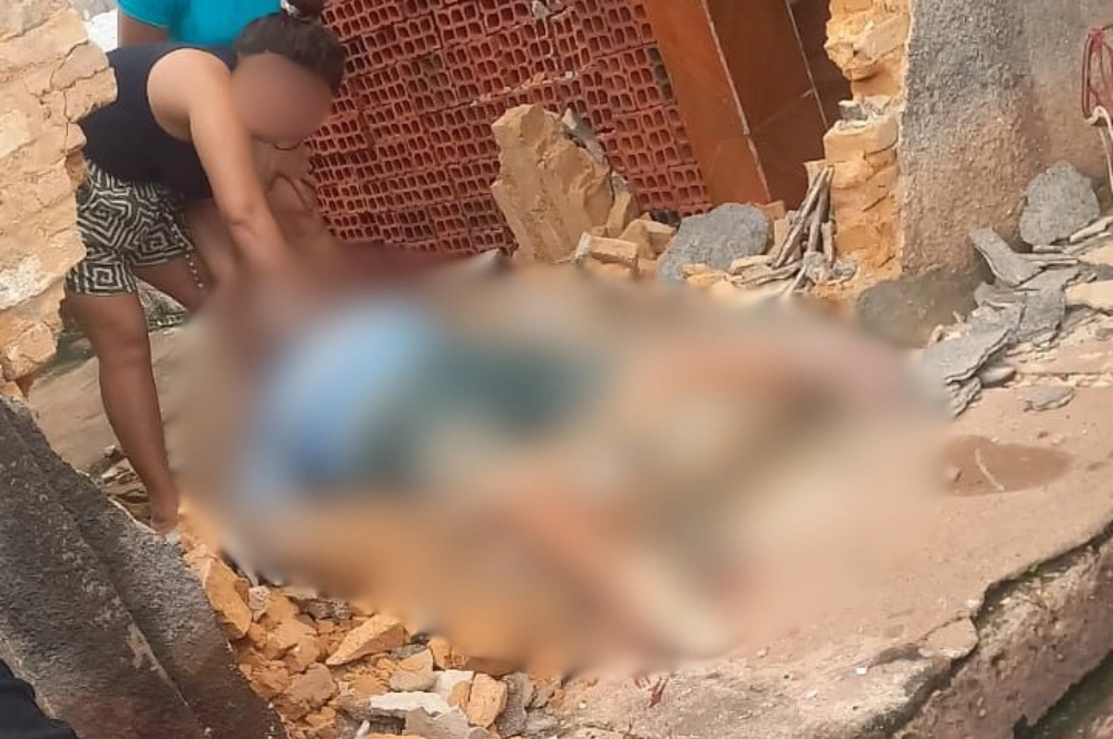 Idoso morre após ser prensado por carro contra muro em Altos; estrutura desabou