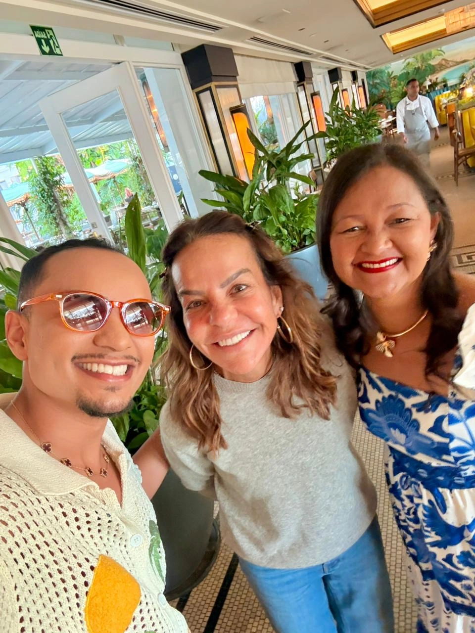 Influencer piauiense Alysson Tendência toma café no Copacabana Palace, no RJ
