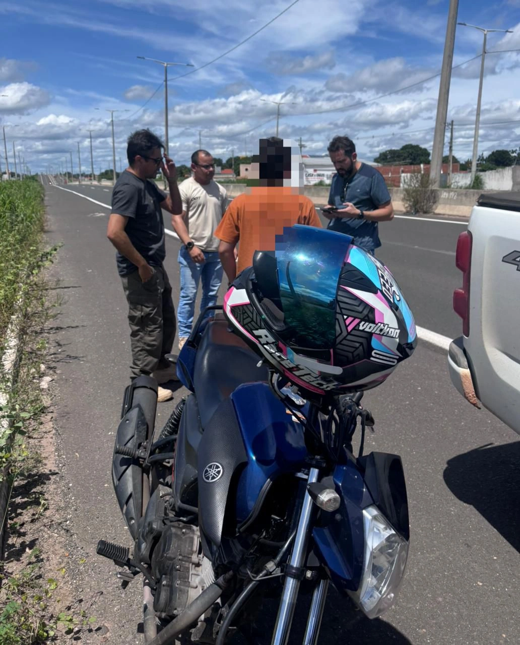 Jovem é conduzido após direção perigosa e posse de celular com restrição de roubo