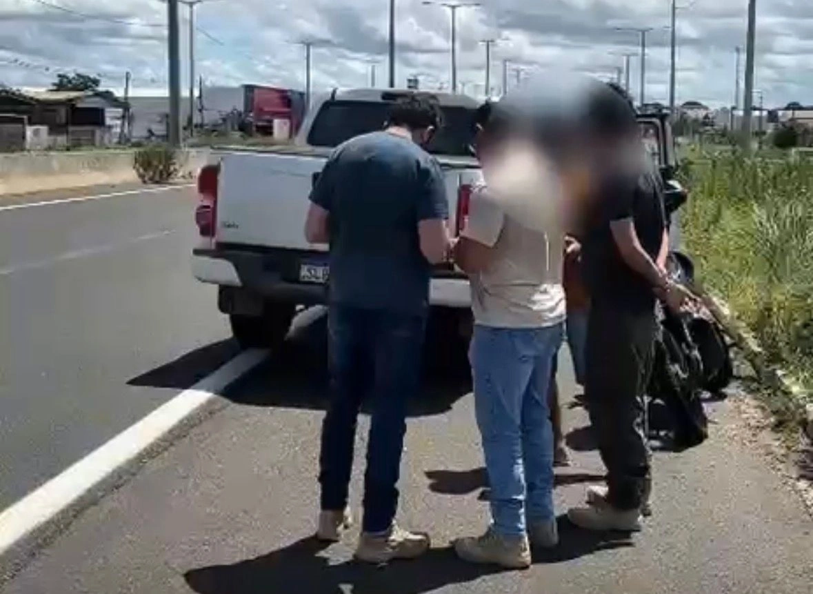 Jovem é conduzido após direção perigosa e posse de celular com restrição de roubo
