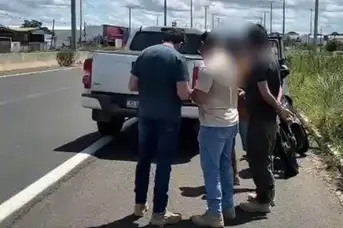 Jovem é conduzido após direção perigosa e posse de celular com restrição de roubo