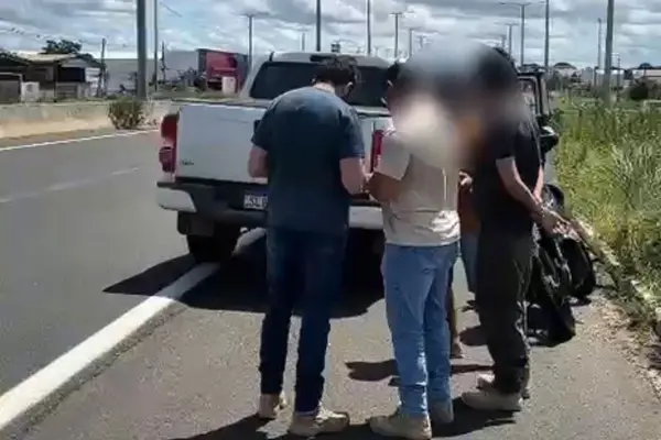 Jovem é conduzido após direção perigosa e posse de celular com restrição de roubo