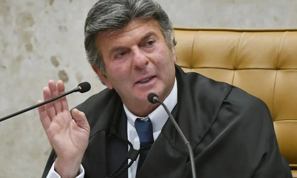 Luiz Fux vota para manter prisão de pai e primo do ex-dono do Banco Master