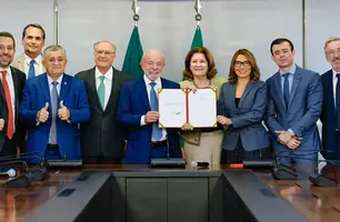 Lula assina MP e zera 'taxa das blusinhas' (Foto: Wallison Breno/PR)