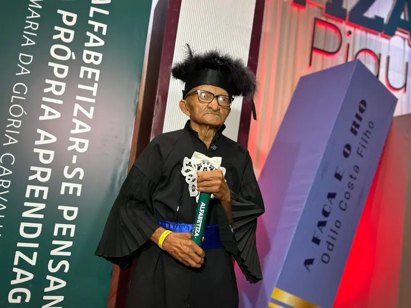 Mais de mil alunos celebram formatura do Alfabetiza Piauí em Teresina