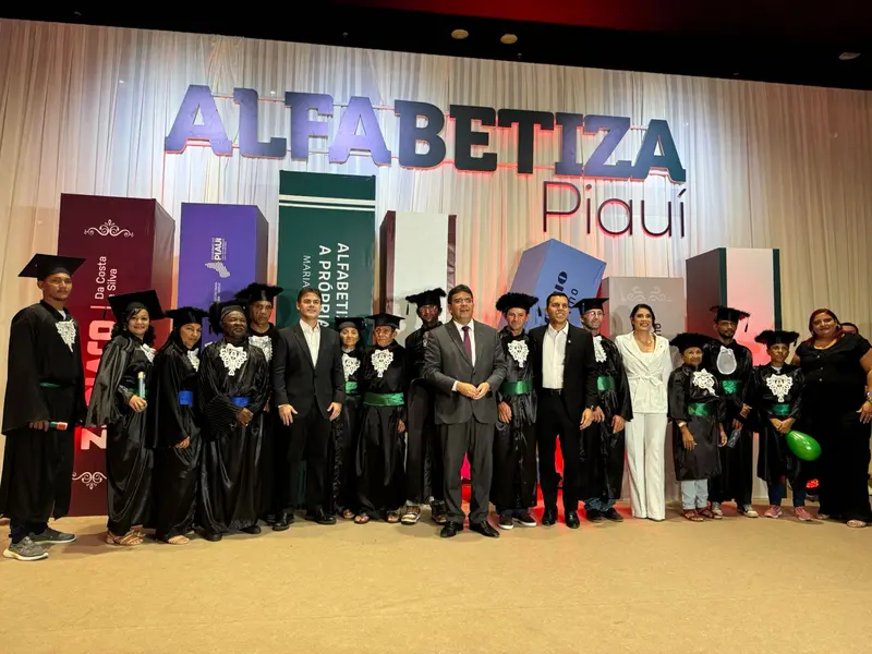 Mais de mil alunos celebram formatura do Alfabetiza Piauí em Teresina