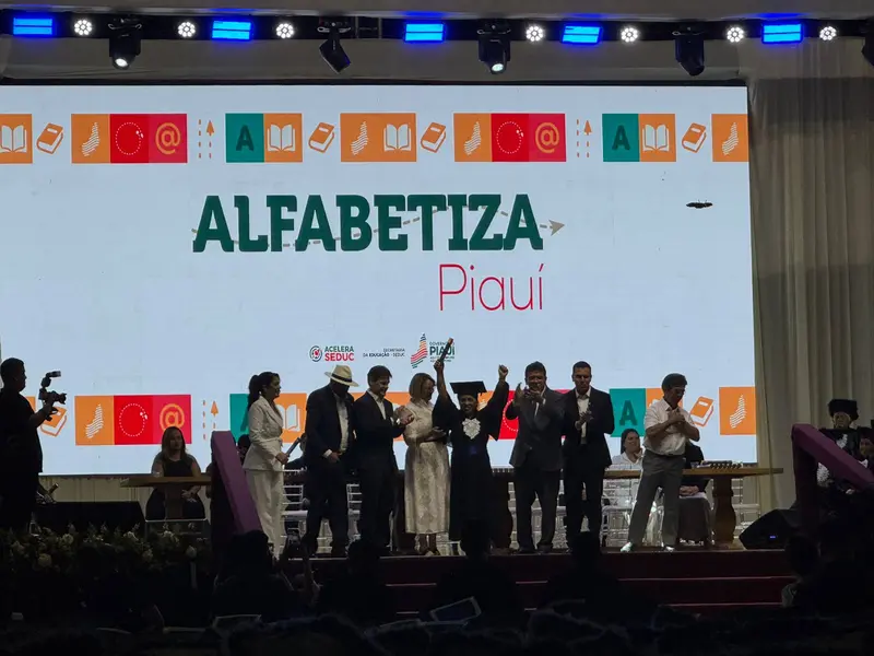 Mais de mil alunos celebram formatura do Alfabetiza Piauí em Teresina