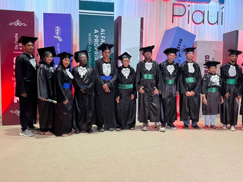 Mais de mil alunos celebram formatura do Alfabetiza Piauí em Teresina