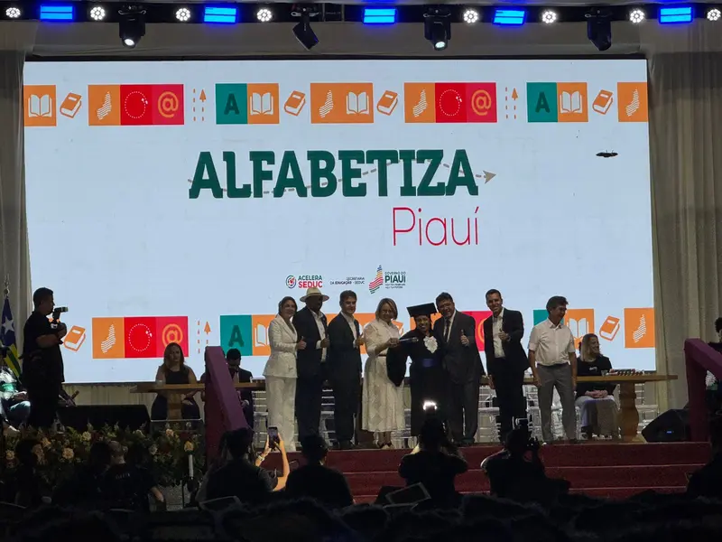 Mais de mil alunos celebram formatura do Alfabetiza Piauí em Teresina