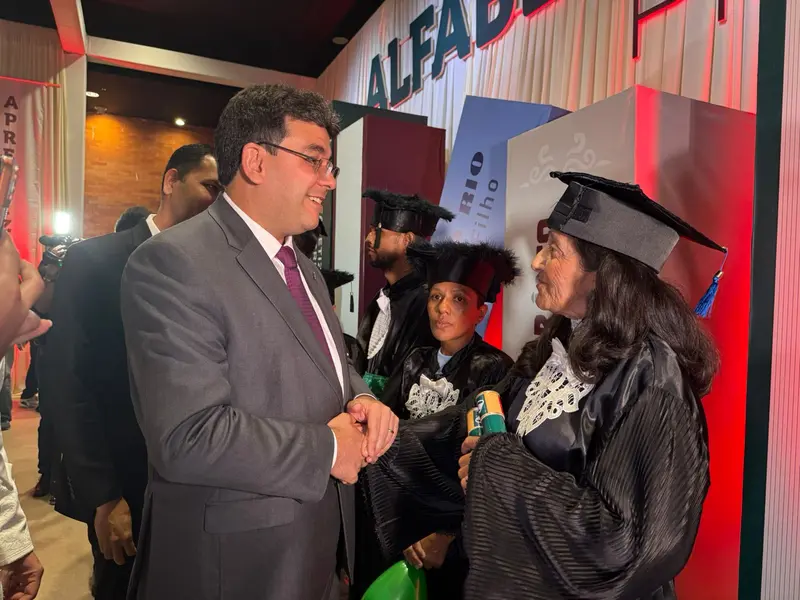 Mais de mil alunos celebram formatura do Alfabetiza Piauí em Teresina