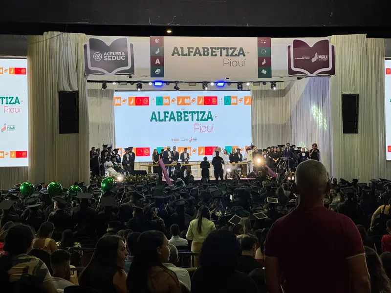 Mais de mil alunos celebram formatura do Alfabetiza Piauí em Teresina