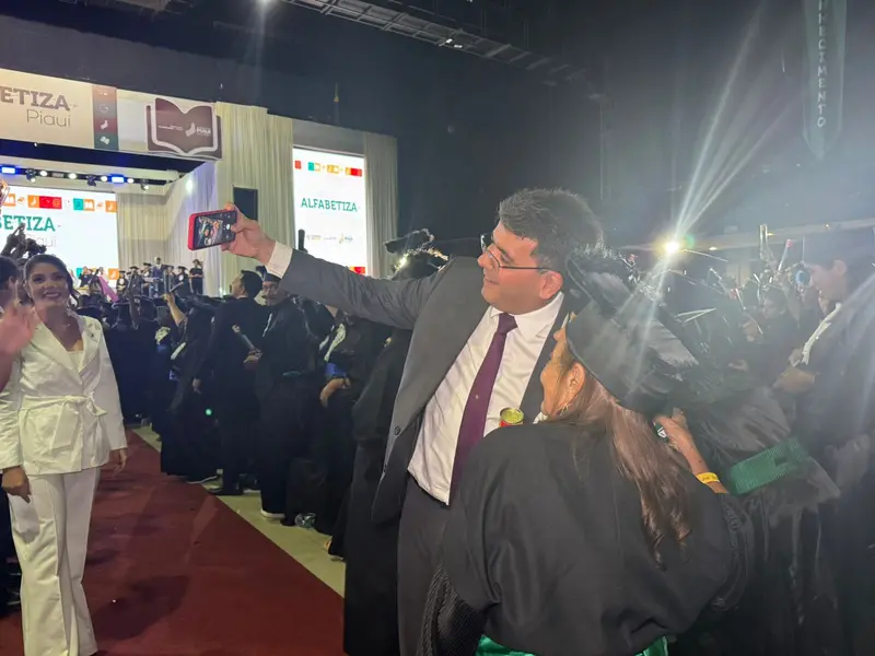 Mais de mil alunos celebram formatura do Alfabetiza Piauí em Teresina