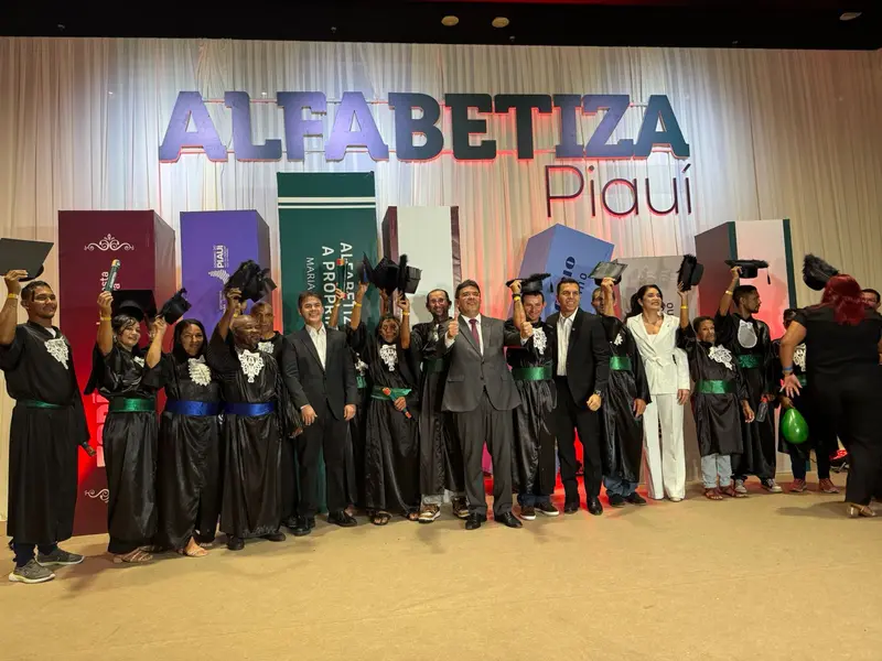 Mais de mil alunos celebram formatura do Alfabetiza Piauí em Teresina