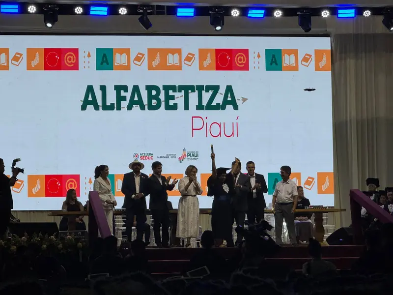 Mais de mil alunos celebram formatura do Alfabetiza Piauí em Teresina