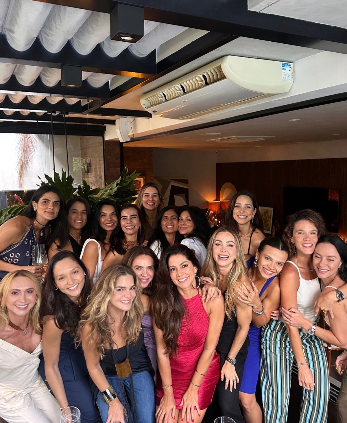Médica dermatologista Sabrina Santos celebra com amigas o seu aniversário