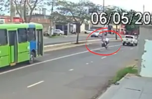 Motociclista cai ao passar por buraco e quase é atropelada por ônibus em Teresina (Foto: Reprodução)