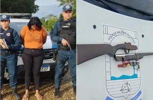 Mulher é presa com espingarda roubada dentro de ônibus na zona Sul de Teresina (Foto: Reprodução/PMPI)