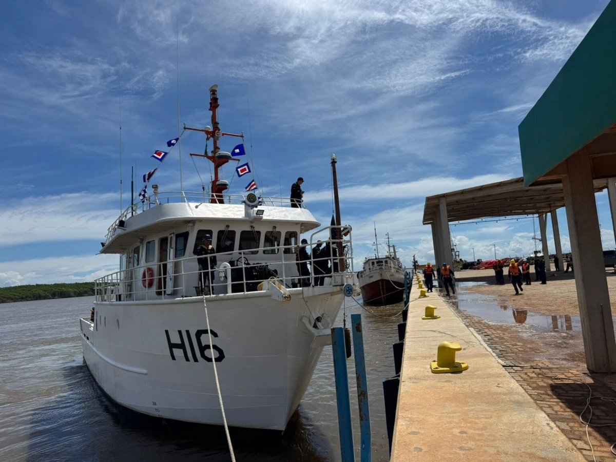 Navio da Marinha atraca no cais da Porto Piauí em Luís Correia