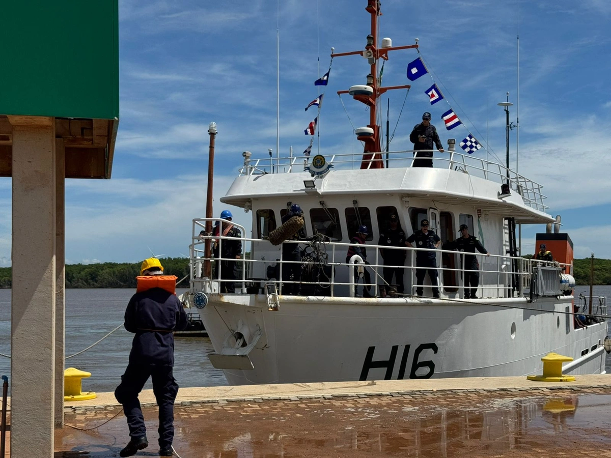 Navio da Marinha atraca no cais da Porto Piauí em Luís Correia