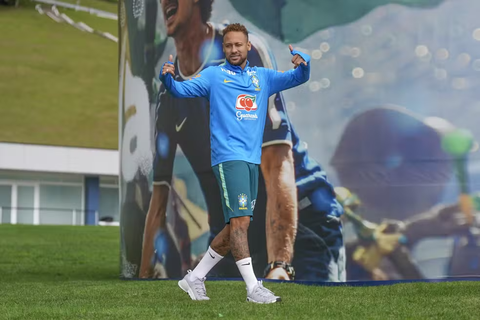 Neymar aparece em campo no treino da Seleção para a Copa do Mundo