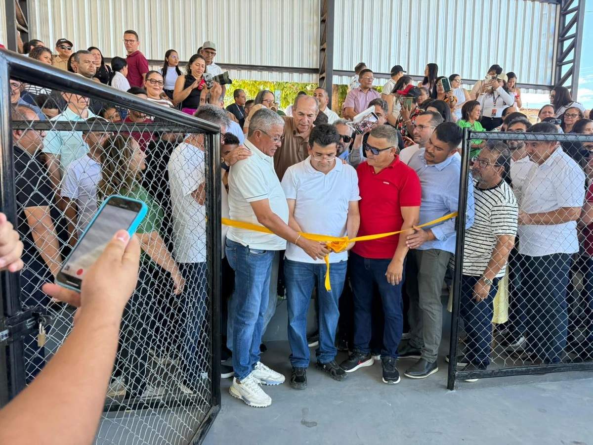 Orlando Crispim entrega quadra e recebe Rafael Fonteles em Manoel Emídio