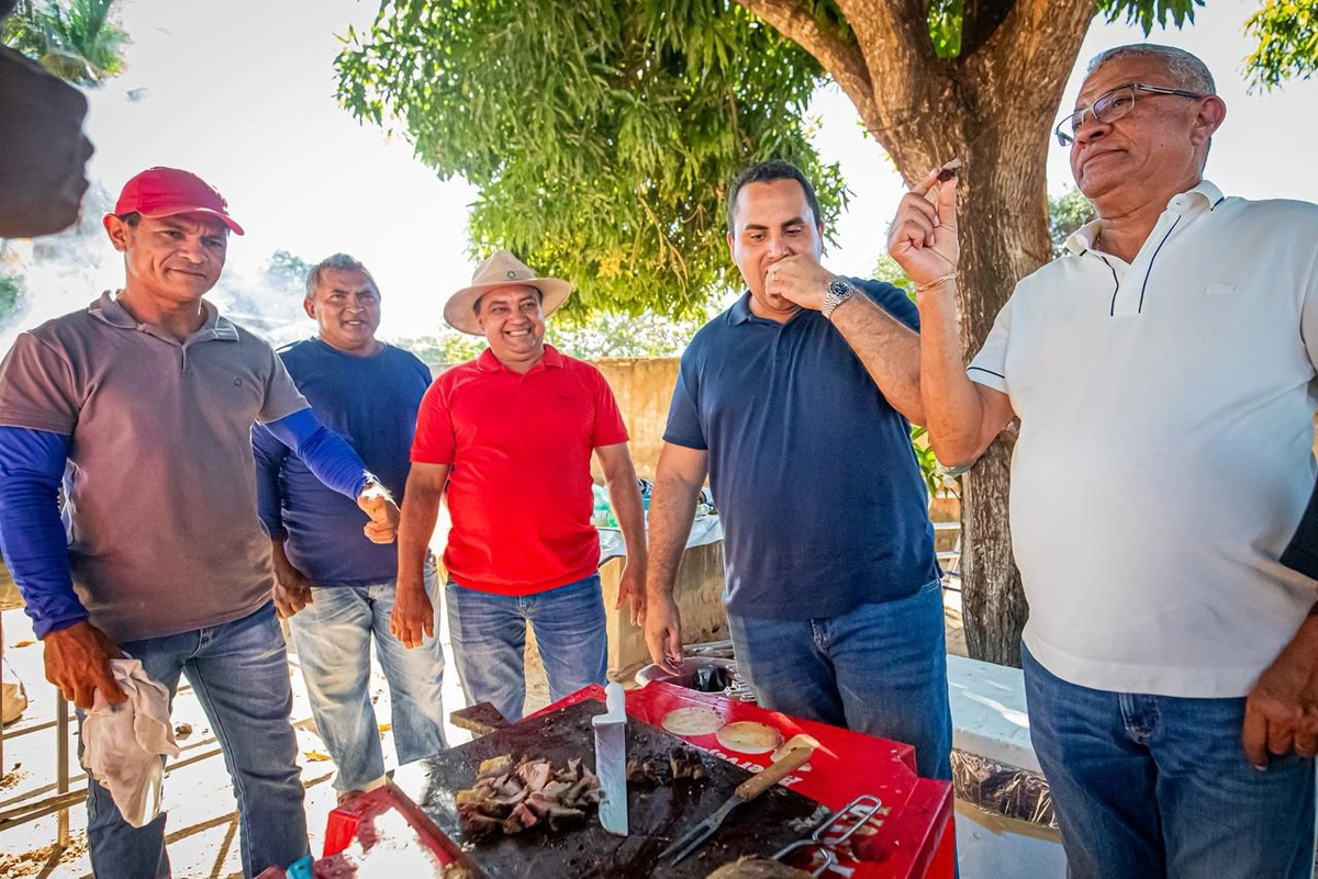 Orlando Crispim entrega quadra e recebe Rafael Fonteles em Manoel Emídio