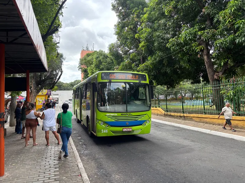 Paralisação de ônibus em Teresina pressiona prefeitura por negociação com a classe