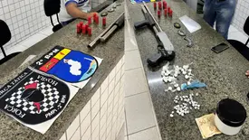 PM apreende arma, munições e drogas em imóvel abandonado em Ilha Grande do Piauí (Foto: Reprodução)