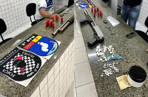PM apreende arma, munições e drogas em imóvel abandonado em Ilha Grande do Piauí (Foto: Reprodução)