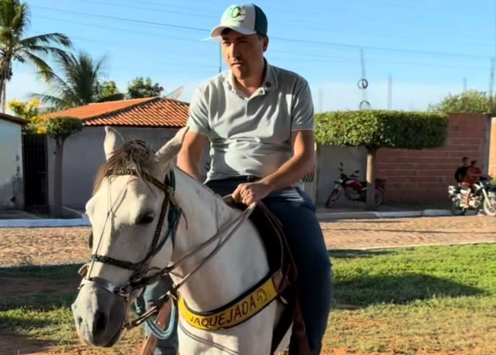 Prefeito de Massapê participa de cavalgada e reforça tradição local