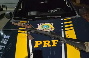 PRF apreende pistola e espingarda no Piauí; suspeito fugiu após perseguição (Foto: Divulgação/PRF)