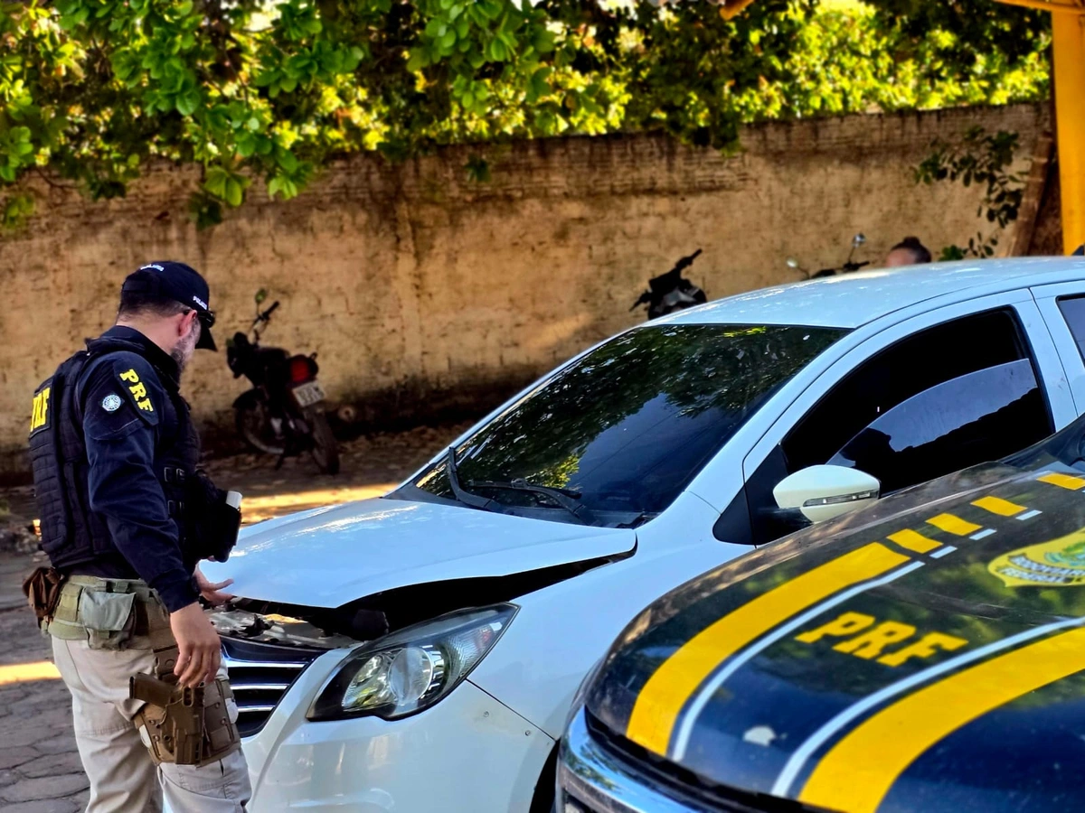 PRF recupera carro furtado e identifica documento falso em Bom Jesus