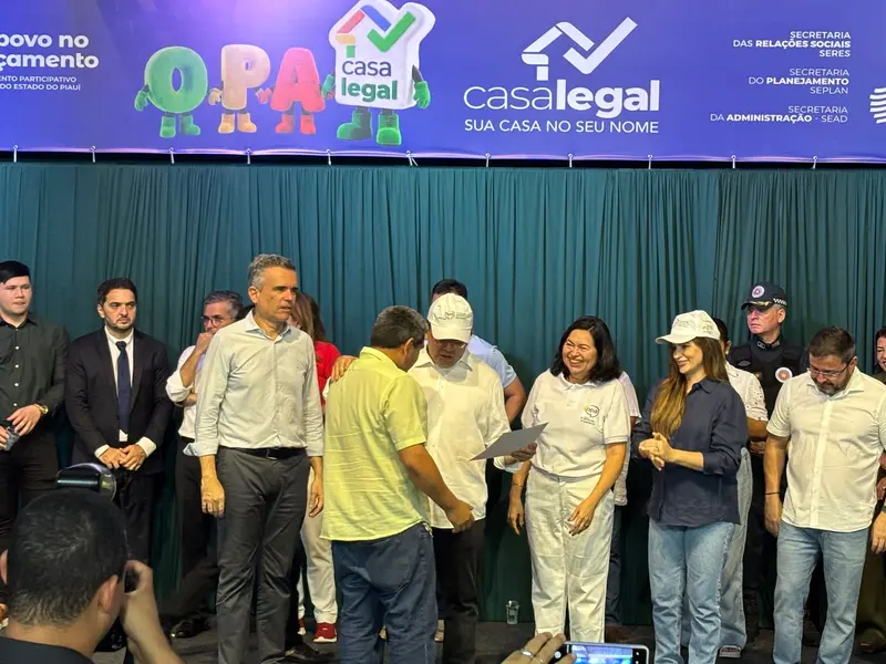Rafael entrega quase 900 títulos de imóveis e destaca obras do OPA em Teresina