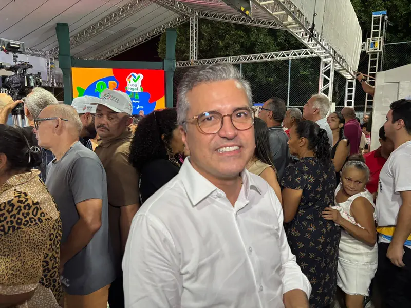 Rafael entrega quase 900 títulos de imóveis e destaca obras do OPA em Teresina